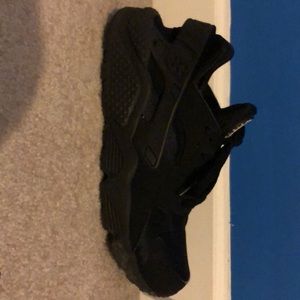 All black Nike Huraches size 9.5 for 60$